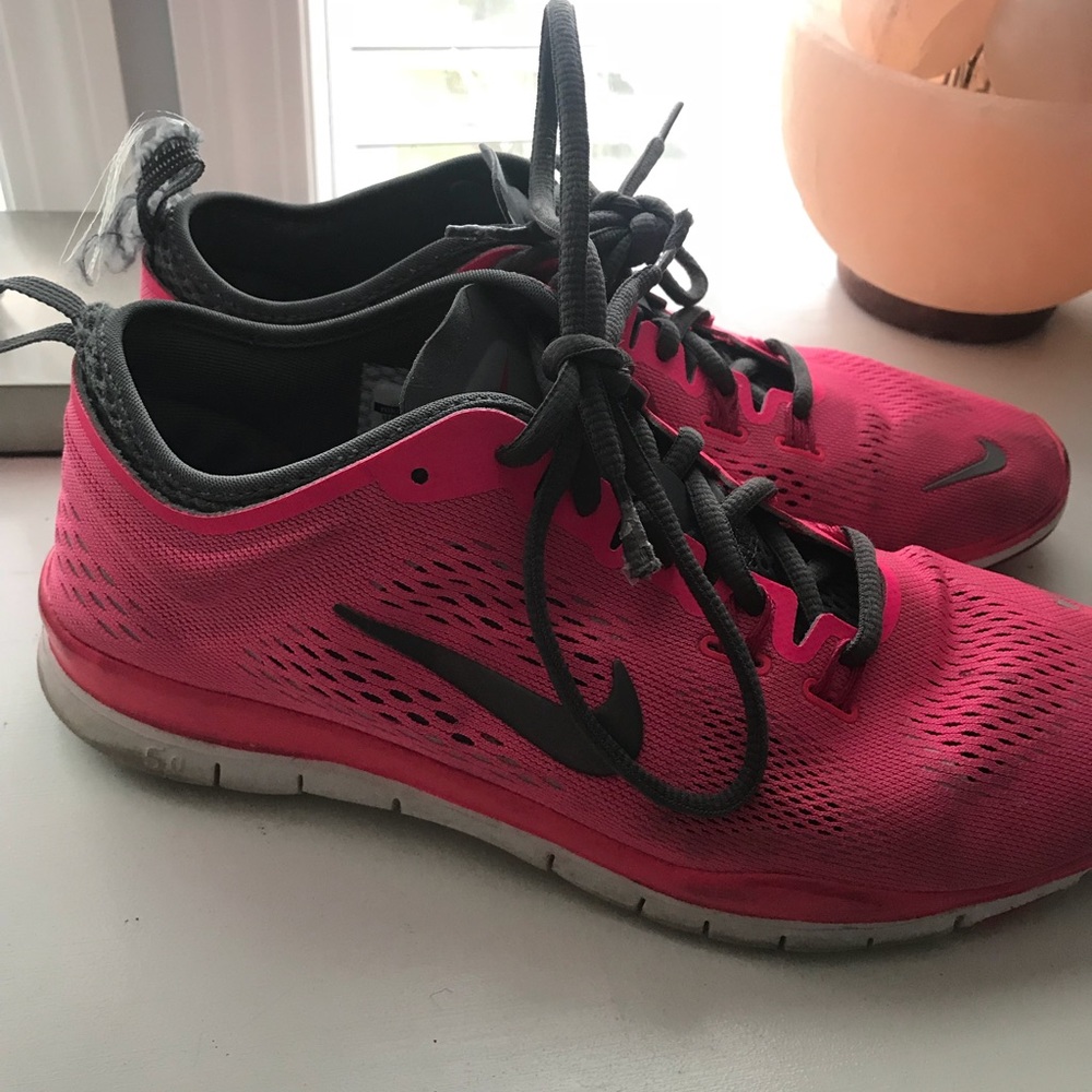Women’s Nikes - Picture 3 of 4